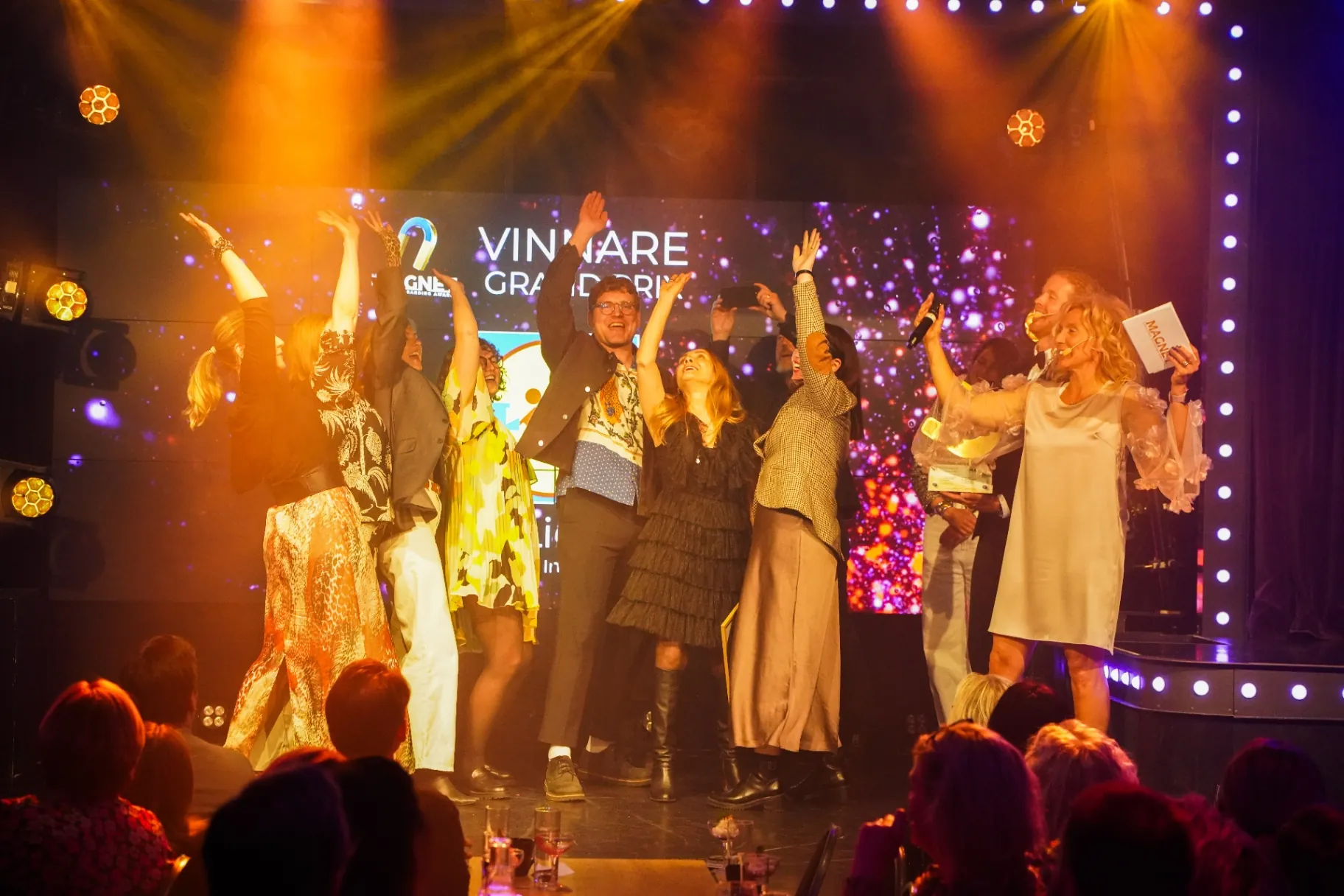 Vinnare firas på scen under Magnet Awards