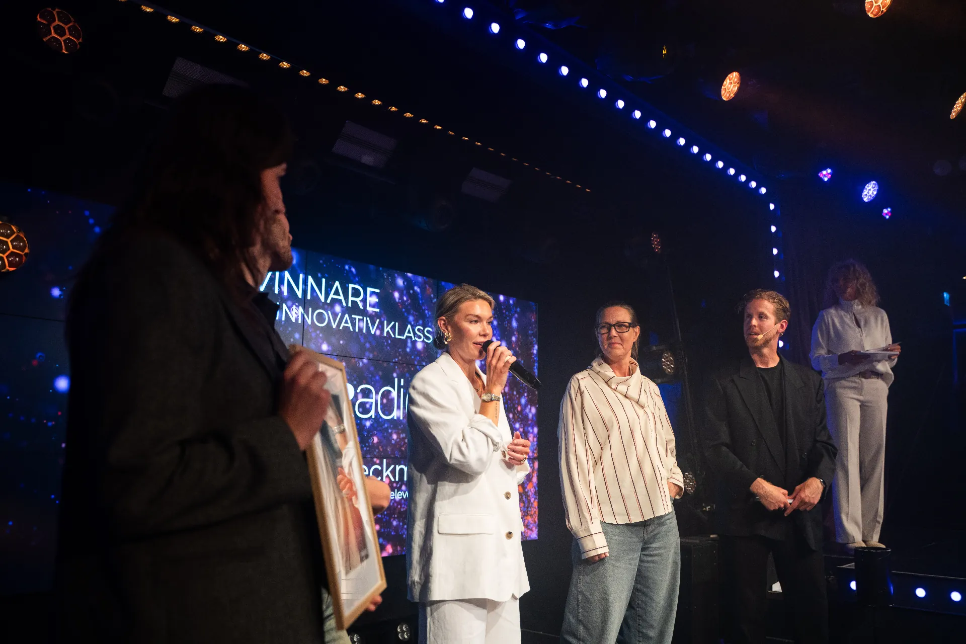 Emil på scen tillsammans med vinnare under Magnet Awards