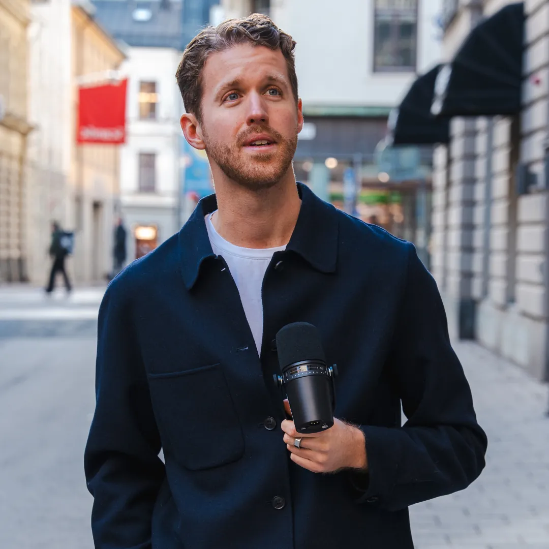 Emil Stighäll som poddare och programledare
