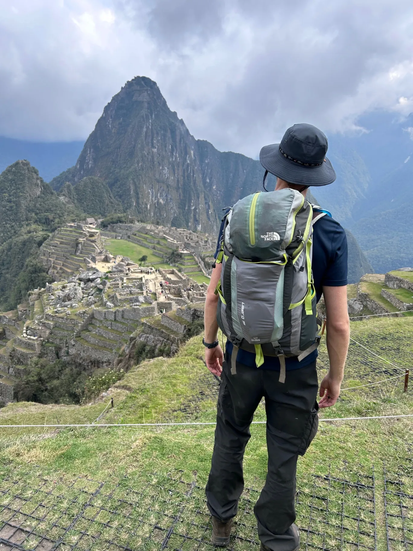 Emil blickar ut över Machu Picchu på Inkaleden