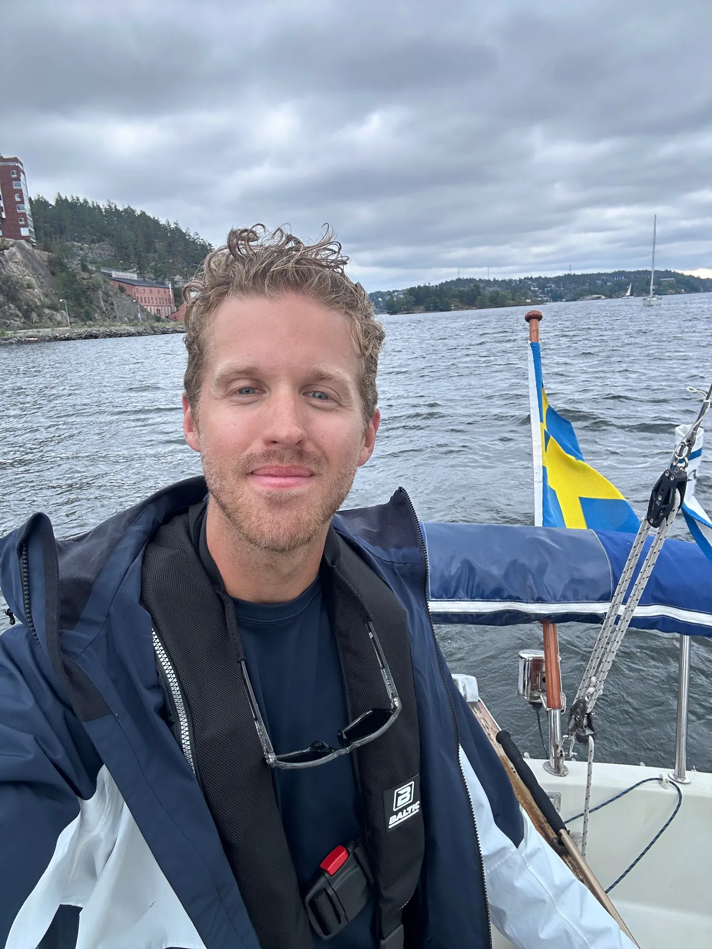 Emil ombord på sin segelbåt