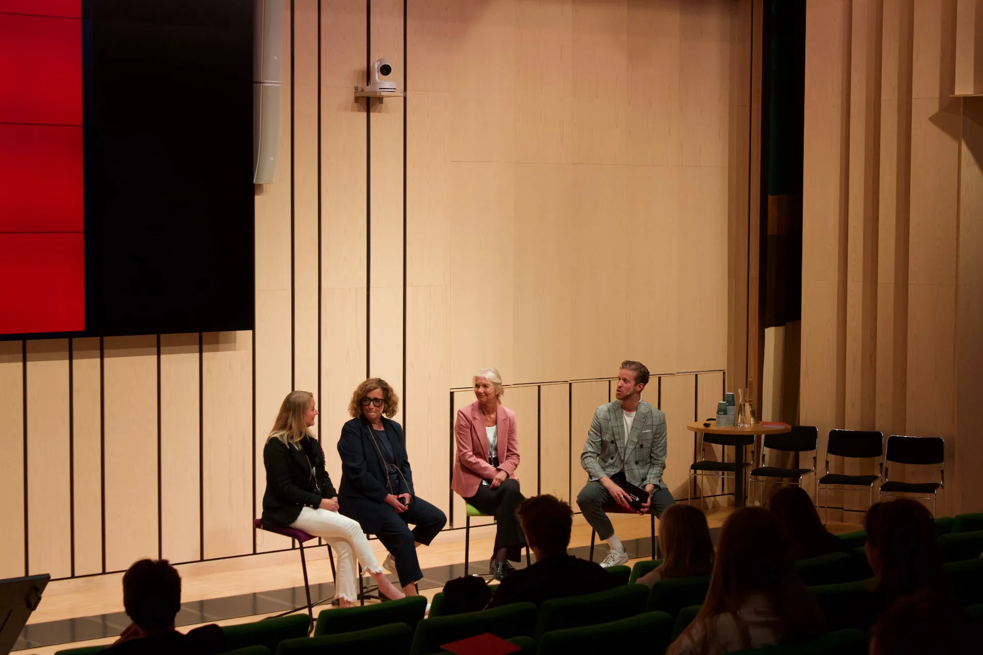 Emil modererar panelsamtal på scen